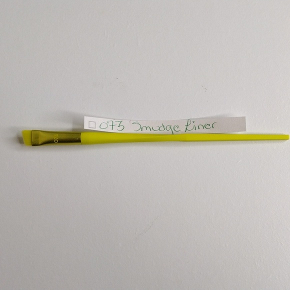 Yellow real techniques DayGleam makeup brushes limited edition - Picture 5 of 6